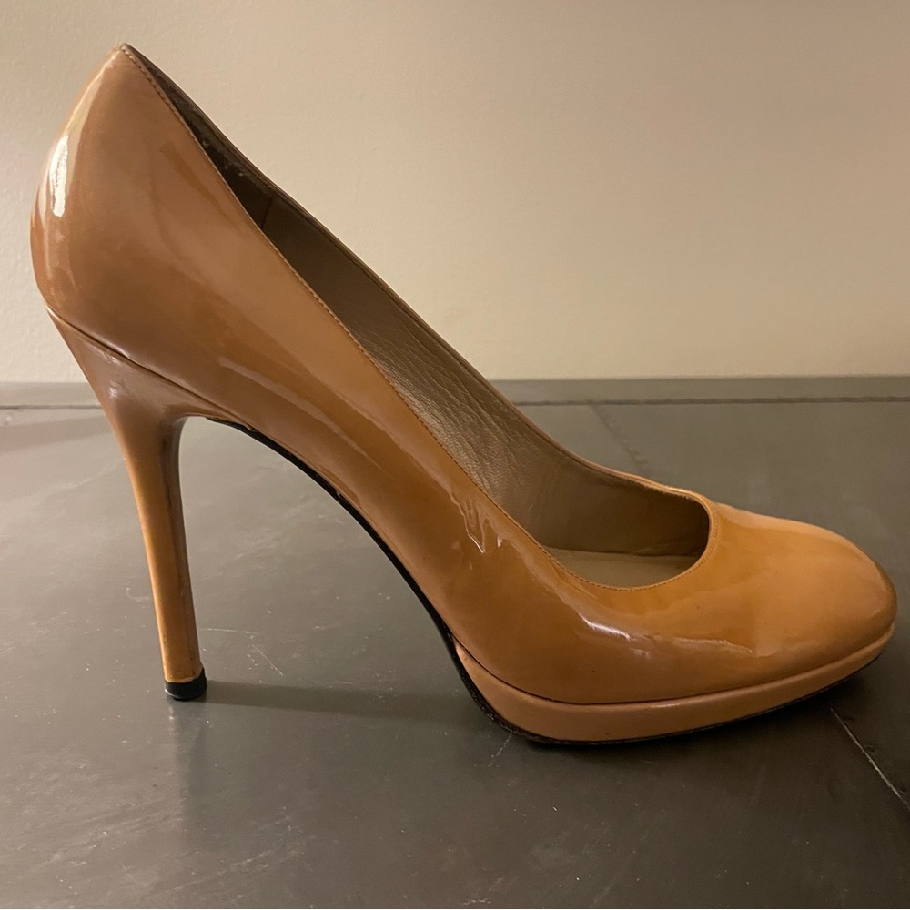 Stuart Weitzman Nude 4.5” Patent Leather Pumps 10 - Picture 12 of 12